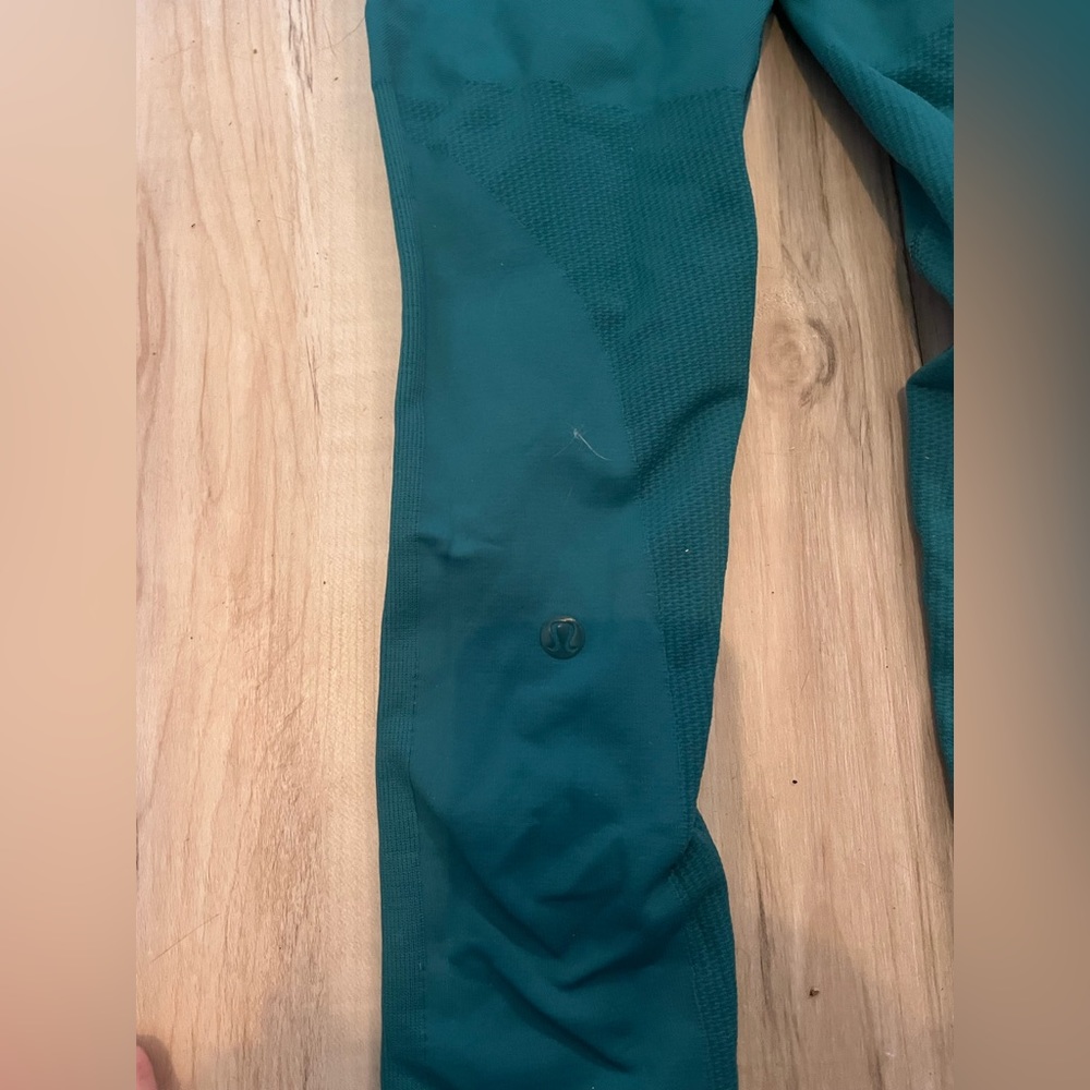 LULULEMON SIZE 6 LEGGINGS